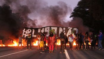 PM atira bombas de gás contra protesto indígena e libera rodovia em SP