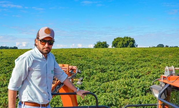 O cafeicultor Lucas Batista está aliviado por não precisar mais se preocupar com a falta de chuvas. (foto - Lucas Batista)