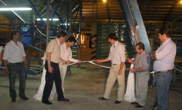 Corte de cintas. Autoridades de la planta, Intendente de Charata y socios.