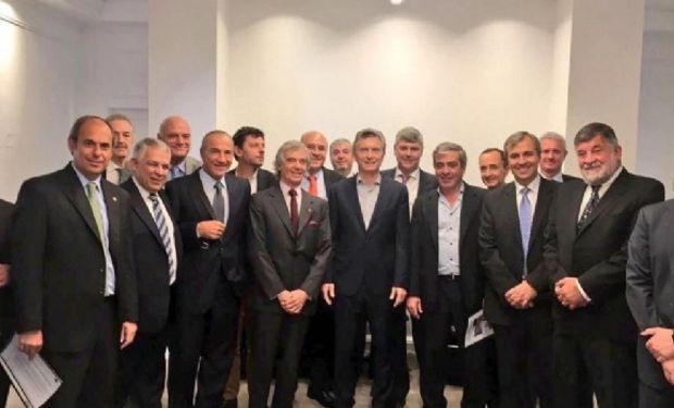 El presidente Mauricio Macri, el ministro de Agricultura Ricardo Buryaile y el titular del Plan Belgrano, José Cano se reunieron con los industriales azucareros del país.