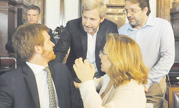 Congreso. Rogelio Frigerio, artífice del acuerdo político con gobernadores y CGT, blindó ayer el debate por Ganancias junto a los massistas Graciela Camaño y Marco Lavagna.