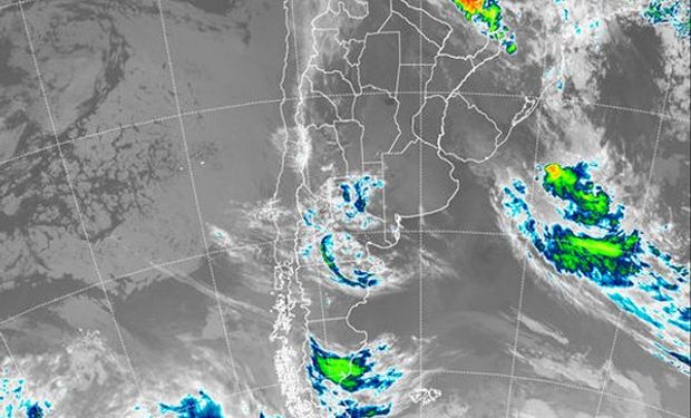 La imagen satelital presenta cielos despejados desplegándose sobre gran parte de la región pampeana, la Mesopotamia y el norte del país.