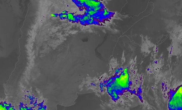 En el recorte de imagen satelital, se observa un resto del último frente saliendo por el este de Buenos Aires.