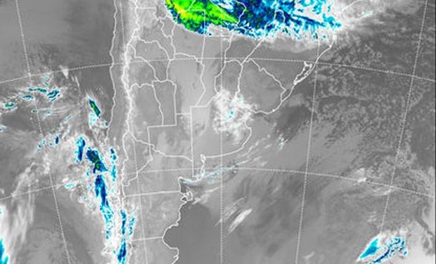 En el recorte de imagen satelital se destacan las coberturas nubosas que desde el NOA avanzan hacia el norte de Santiago del Estero y el oeste de Chaco.