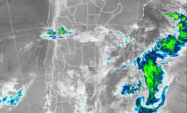 En el recorte de imagen satelital se aprecian nubes bajas tomando buena parte de la franja central del país y el este de Buenos Aires.