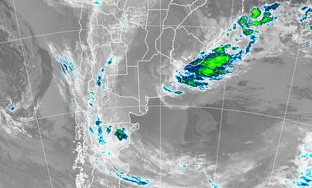 En el recorte de imagen satelital, se aprecia un corredor de nubes bajas que desde el NOA desciende por la zona semiárida.