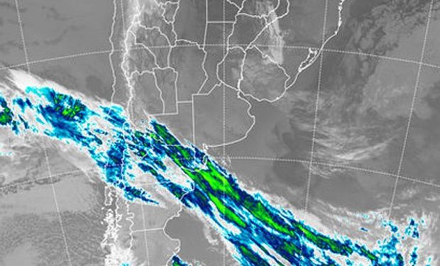 En la imagen satelital, se aprecia una prolija banda de nubosidad que separa las dos masas de aire y que define la zona frontal.