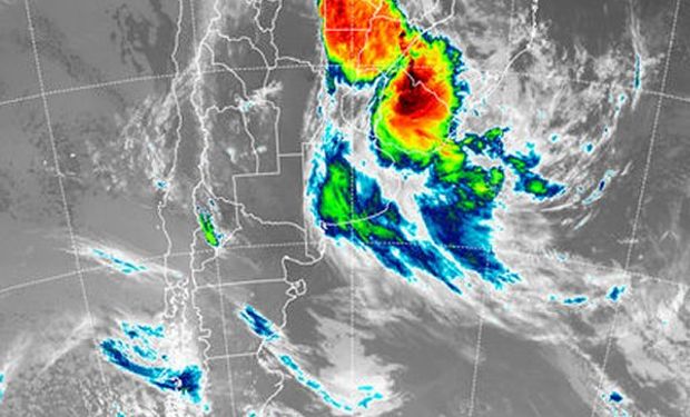 La foto satelital, permite observar el desplazamiento del mal tiempo hacia el noreste del país y hacia el este, con tormentas muy importantes sobre territorio uruguayo.