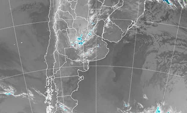 En el recorte de imagen satelital pueden observarse nubes bajas de vasta cobertura.