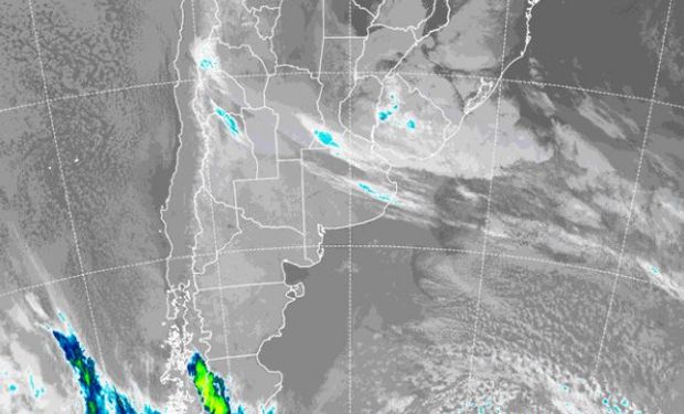 La foto de satélite permite reconocer el tránsito de nubes bajas sobre las provincias del centro y la Mesopotamia.