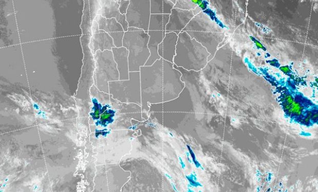 En el recorte de imagen satelital, se observa la salida de la perturbación que desde el domingo recorrió la región pampeana.