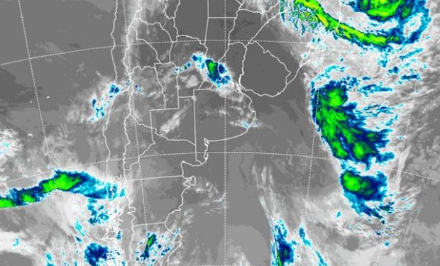 En la foto de satélite se observan algunas coberturas nubosas que con epicentro en el sur de Santa Fe.