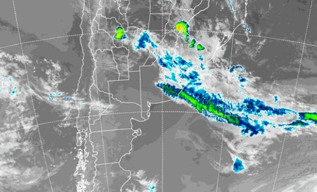 En la foto de satélite se observa la línea de nubosidad que define la posición del sistema frontal.