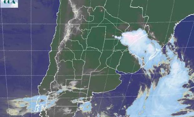 Se observan desarrollos nubosos sobre el norte de Corrientes y el sur de Misiones, allí se despliegan celdas de tormenta y pueden darse lluvias de importancia.