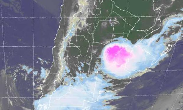 La foto satelital, muestra el epicentro de la mayor actividad sobre las provincias de SF y ER, aunque lentamente estas celdas de tormenta tomarán el noreste de BA.
