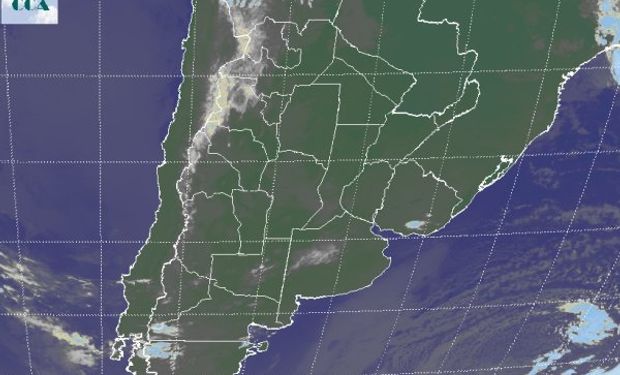 La foto satelital permite identificar, tenues nubes bajas que se despliegan desde el NOA, tomando buena parte de CB, el sur de SF y el noroeste de BA.