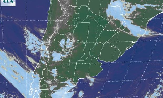 En la foto satelital se aprecian los cielos despejados que dominan gran parte del país.