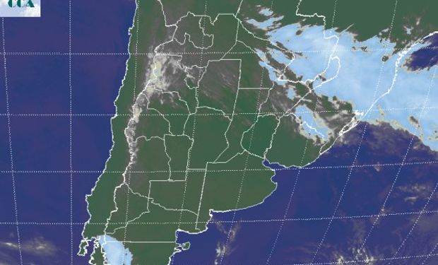 La foto satelital presenta claramente la zona de cielos despejados, la cual comienza a ganar coberturas en Santiago y hacia al NOA.