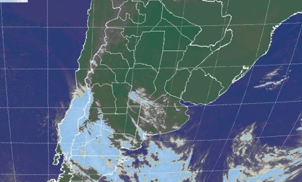 La foto satelital presenta el avance de algunas perturbaciones menores que anticipan el paso de un sistema frontal.