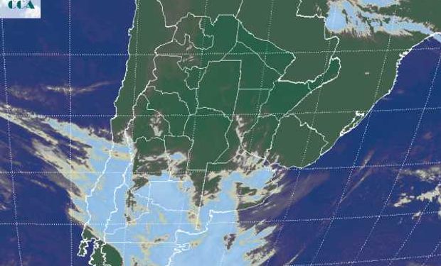 La foto satelital, da cuenta de la entrada de un sistema frontal que se evidencia en las coberturas nubosas que se generan en la zona de interacción de las dos masas de aire.