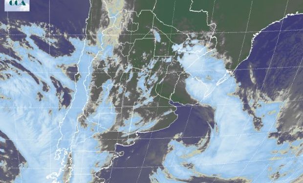 Alto índice de humedad, inestabilidad y temperaturas por encima de la media para el trimestre frio.  El recorte de la Imagen Satelital muestra profusa presencia de nubosidad tanto en extensión como en desarrollo propio de la situación antes descripta.