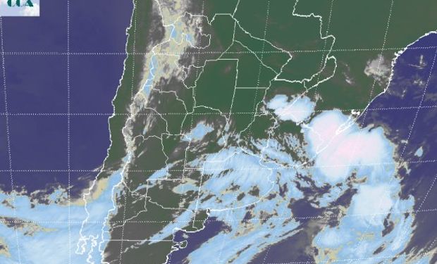 La foto satelital permite identificar a la provincia de Buenos Aires, algunos sectores de Córdoba y del sur de Santa Fe y sudeste de Entre Ríos, donde la nubosidad se vuelve más homogénea. Las nubes bajas y las nieblas impiden ver los cielos despejados.
