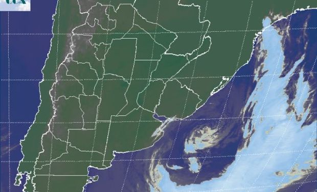 La foto satelital evidencia la posición actual del sistema de baja presión, cerrándose sobre su centro ya desplazado sobre el océano.