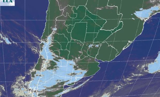 Nubosidad avanzando desde el oeste con escaso desarrollo ingresando a la zona de alta presión del este.