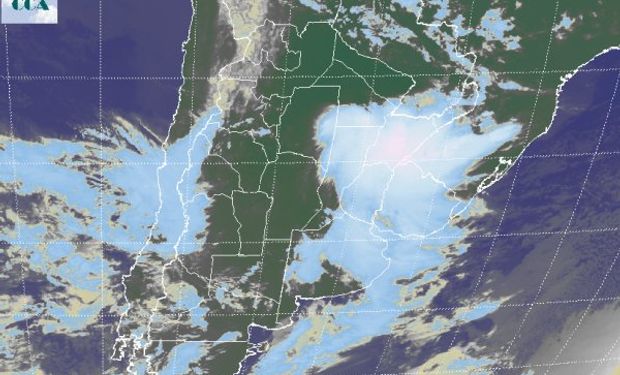 La foto satelital permite identificar nubes desarrolladas asociadas a chaparrones y tormentas en gran parte del centro sur de Corrientes.