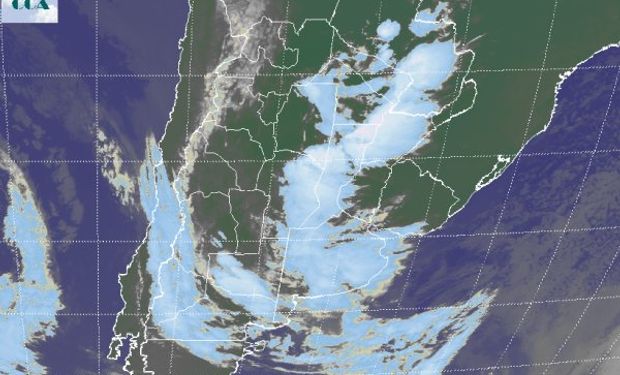 La imagen satelital revela el vasto despliegue de nubosidad, que incluso alcanza la zona agrícola de Paraguay.