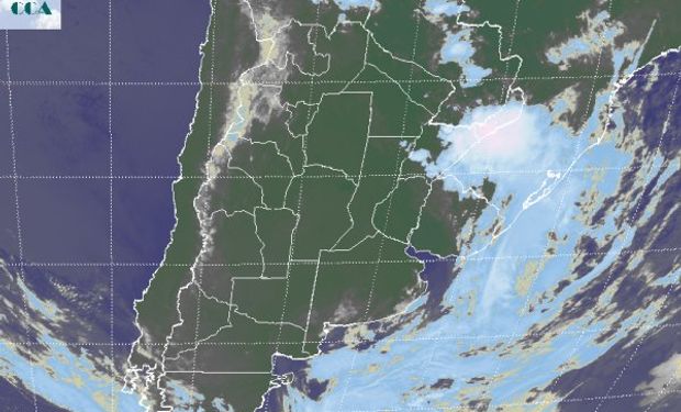 La foto satelital presenta una zona muy activa sobre el noreste de Corrientes y el sur de Misiones, manteniéndose el sur de Buenos Aires afectado por algunas nubes bajas que todavía pueden dejar lluvias menores o lloviznas.