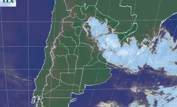 La foto satelital muestra el manto de coberturas nubosas que define la posición frontal.