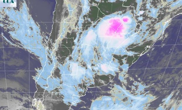 Las celdas de tormenta que se focalizan en el este de Formosa y buena parte de Chaco.