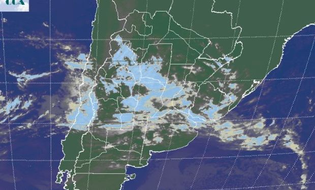 La foto satelital presenta el avance desde el oeste de coberturas nubosas que toman buena parte de la región pampeana.
