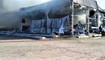 Incendio: se quemaron dos naves de una empresa láctea que comercializa en Estados Unidos