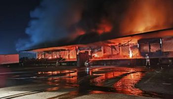 Grande incêndio destrói 40 boxes na Ceasa de Curitiba