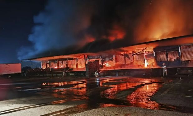 Grande incêndio destrói 40 boxes na Ceasa de Curitiba