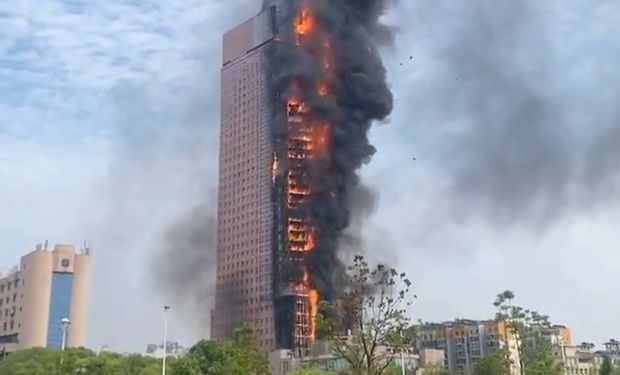 Incendio en China: las llamas consumieron una torre de más de 200 metros