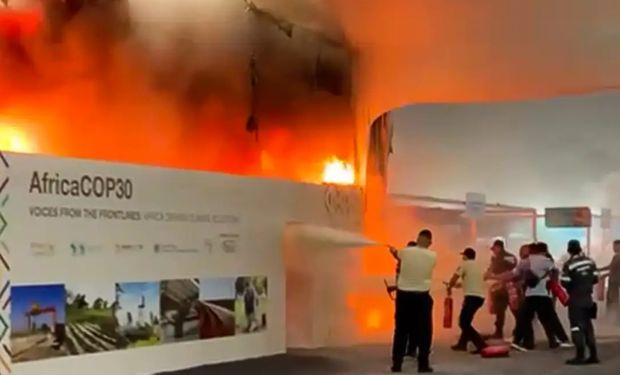 Incêndio atinge pavilhão da COP30 e força saída de participantes em Belém