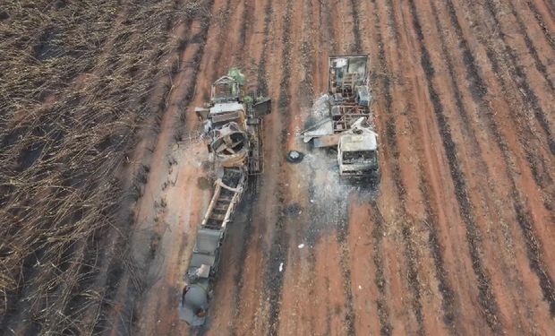 Além das mortes, o incêndio também destruiu máquinas agrícolas e outros veículos, entre eles colhedeiras, caminhões e ônibus.. (foto - redes sociais)