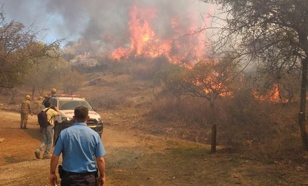 Córdoba: avanzan los incendios y entidades rurales brindan asistencia a productores afectados
