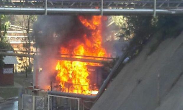 Incendio en Bunge: tomó fuego una torre de enfriamiento y el foco ígneo está controlado.