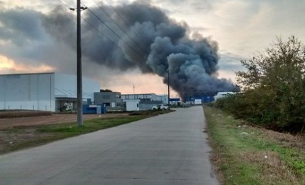 Fotos: impresionante incendio en un frigorífico de Pilar