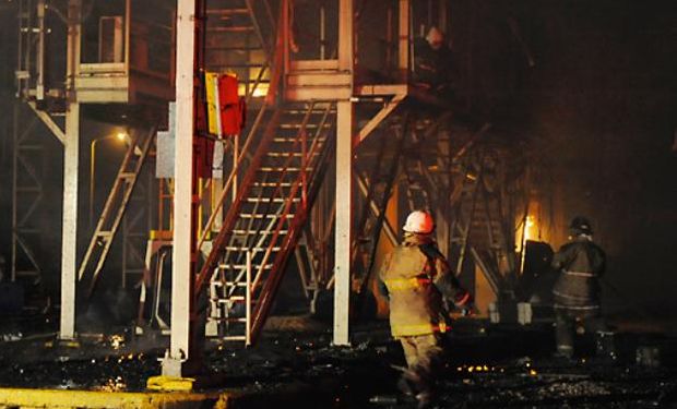 Ocho unidades de bomberos trabajaron para apagar el fuego.