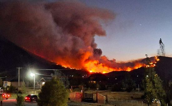 Las condiciones climáticas extremas aceleran el avance del fuego; el gobierno provincial desplegó un fuerte operativo con apoyo nacional