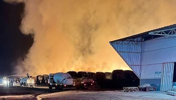 Incêndio de grandes proporções atinge algodoeira e destrói armazém