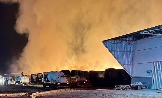 Incêndio de grandes proporções atinge algodoeira e destrói armazém