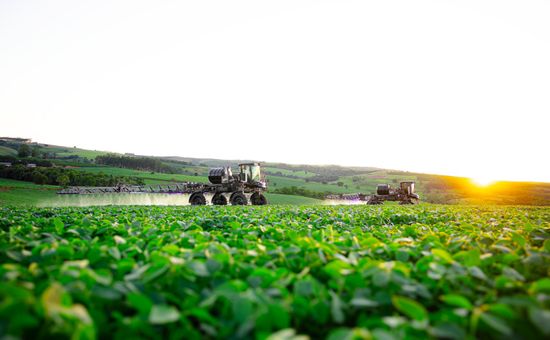 Evento reúne soluções das marcas que vão de colhedoras e tratores a robôs e inteligência artificial, com foco em produtividade, eficiência e conectividade no campo