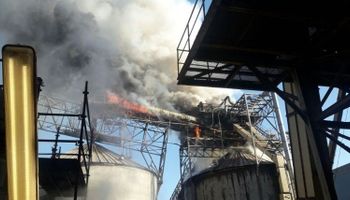 Video: importante incendio en una planta de Cargill