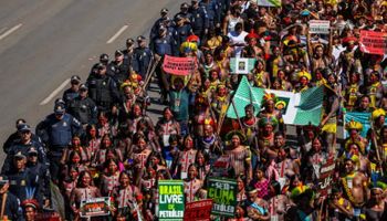 Indígenas protestam em Brasília por demarcação de terras